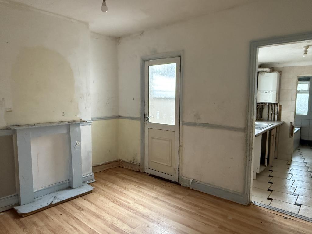 Lot: 5 - HOUSE FOR REFURBISHMENT - Dining Room in House in Need of Refurbishment